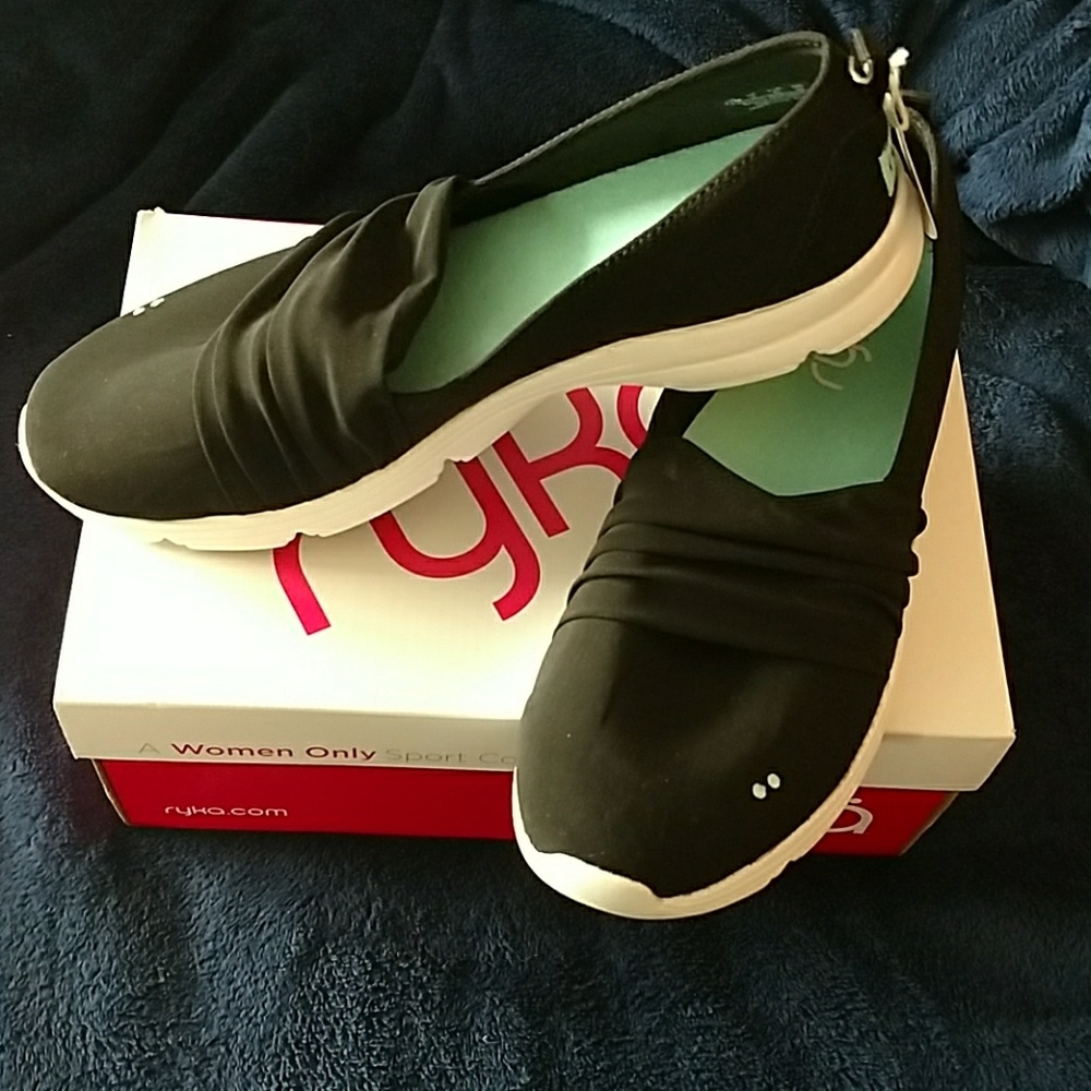 NWT Ryka flats size 11M
